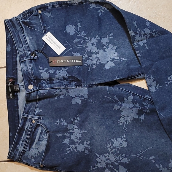 Curvy Plus Size Petite Batik Floral Printed Jeans 💙 - Picture 3 of 7
